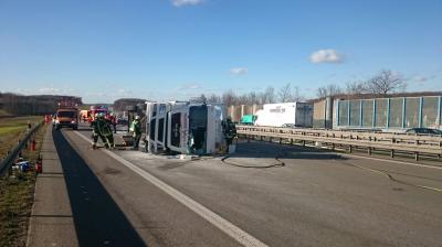 Kirchheim: Mehrere Verletzte nach schwerem Unfall auf der A8 - LKW liegt quer, 2 Pkw ebenfalls beteiligt, riesiges Truemmerfeld